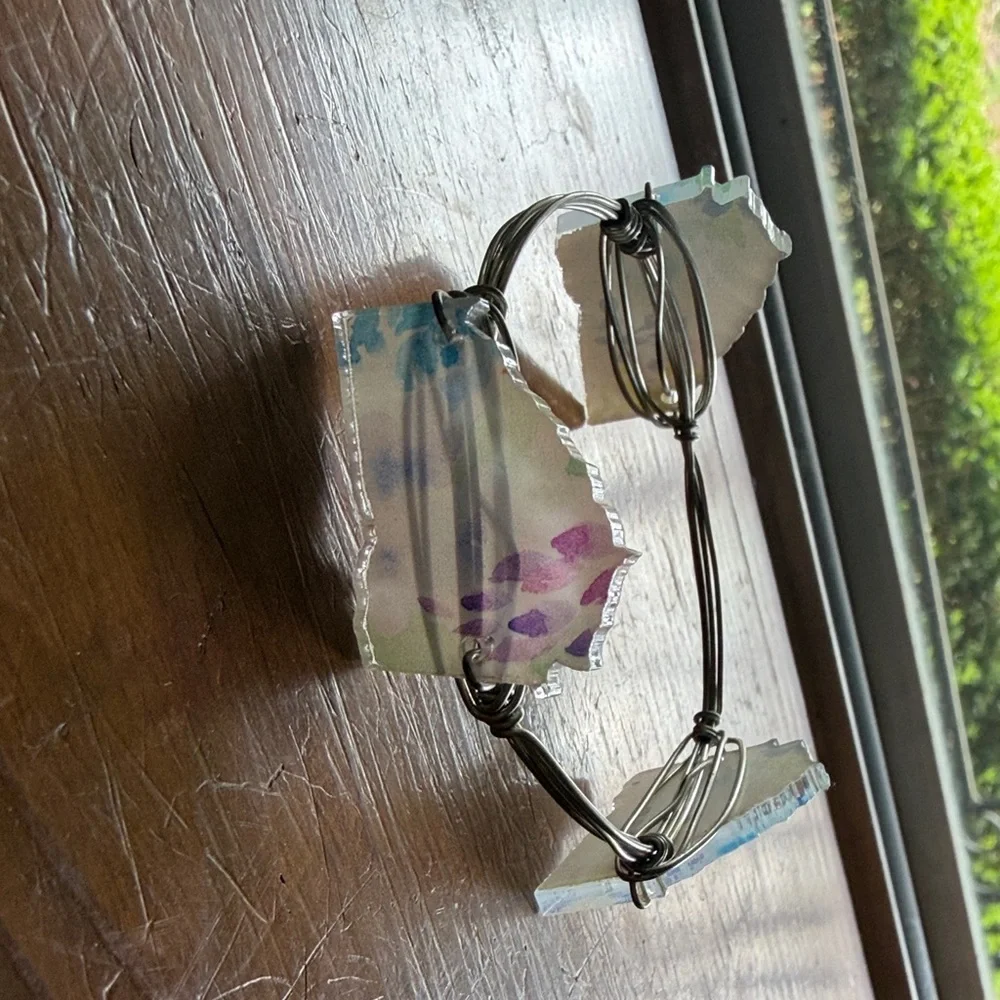 Floral White and Blue Wearable Wrist Clip Bracelet